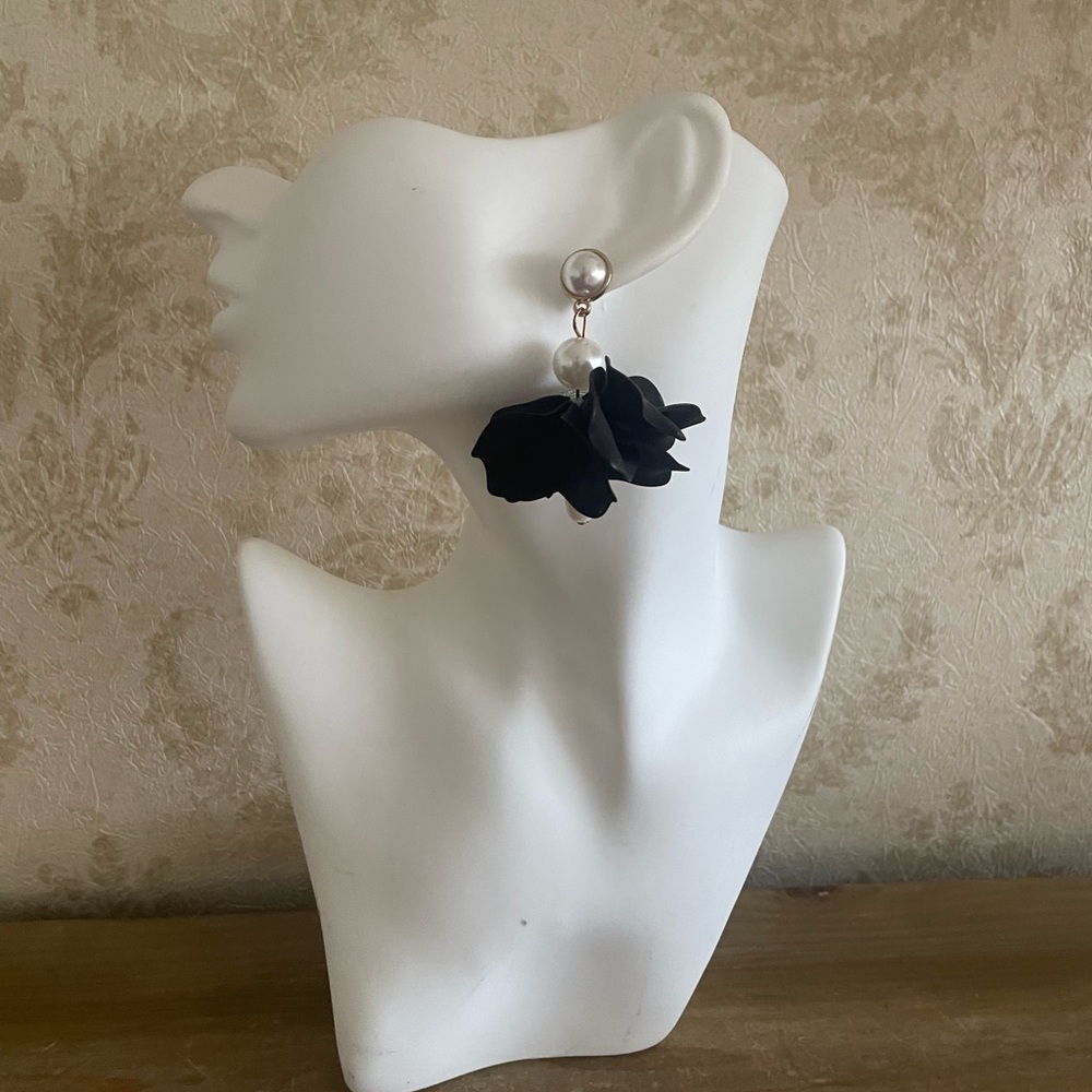 BNWT Black Petal Pearl Earrings